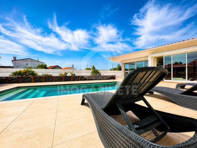 Moradia Térrea de Luxo com Piscina, 3 Bungalows e 2.411 m² de Terreno em Lavos | Figueira da Foz