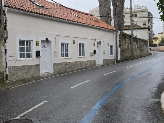 Moradia terrea e germinada T2+1 totalmente remodelada no centro de Sacavém
