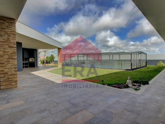Moradia térrea e isolada T4, com piscina, em Alto Foz Peniche