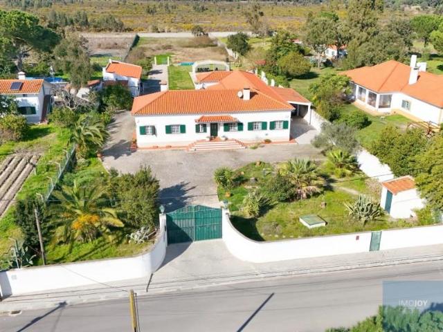 Moradia Térrea e Isolada T8 com Anexo e Piscina Urbanizaçã. 254m² Benavente