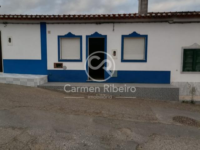 Moradia térrea em banda T1 com garagem fechada e quintal