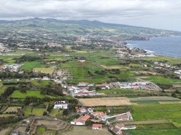 Moradia Térrea em Fenais da Luz: Conforto e Proximidade ao Mar