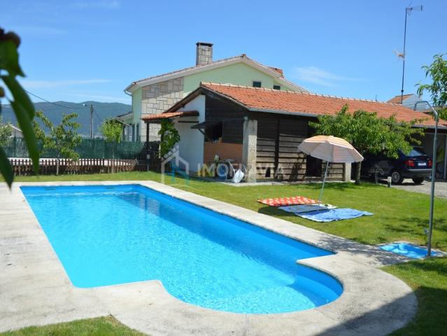 Moradia Térrea em Pedra com Piscina Um Refúgio de Charme em Chaves!
