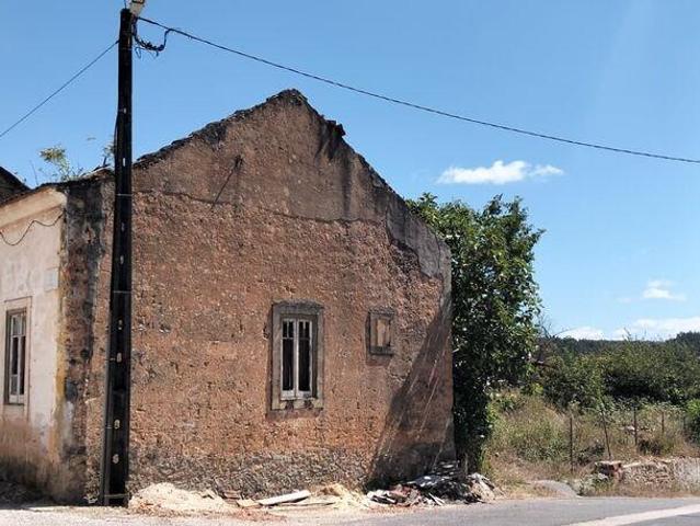 Moradia térrea em Rio Maior de 911 m²