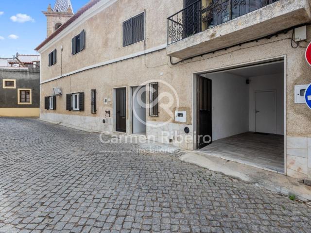 Moradia térrea geminada T4 com garagem no centro de Fronteir. 169m² Fronteira