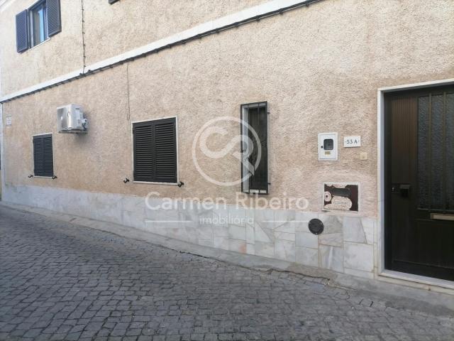 Moradia térrea geminada T4 com garagem no centro de Fronteira Portalegre