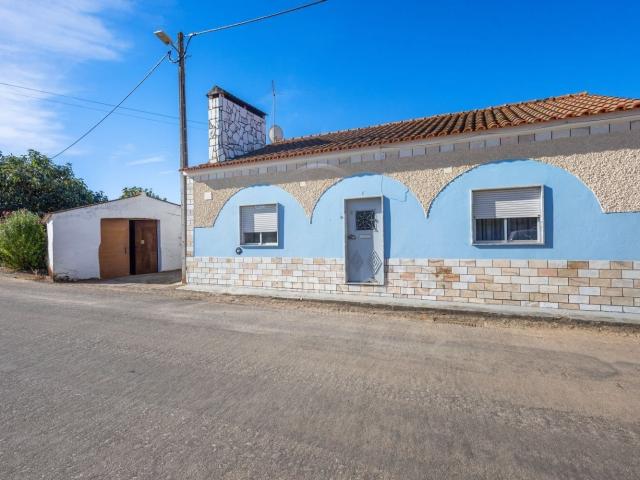 Moradia térrea geminada T4 de gaveto com garagem fechada e q. 104m² Sousel
