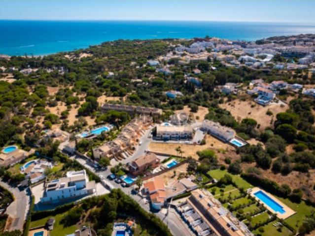Moradia térrea geminada com 2 quartos, com terreno, em Albufeira