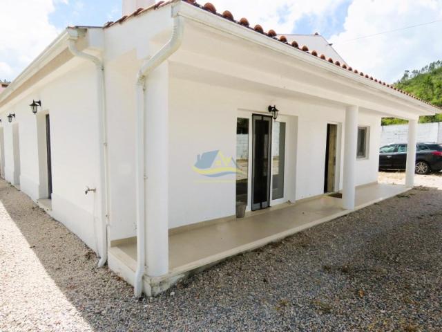 Moradia térrea independente com 4 quartos e 2 casas de banho, num terreno vedado de 1500m². Disponível para aluguer a partir de outubro de 2026