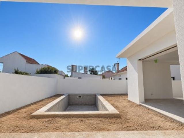 Moradia Térrea Independente T3+1 com Piscina