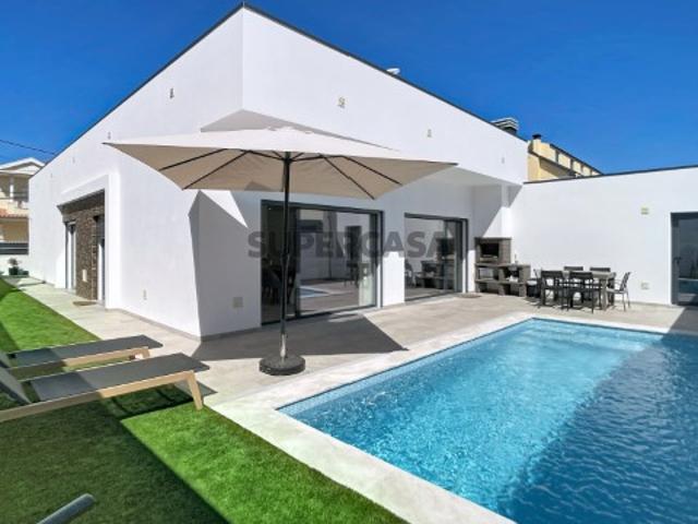 Moradia Térrea Independente T3| piscina e Garagem em Fernão Ferro