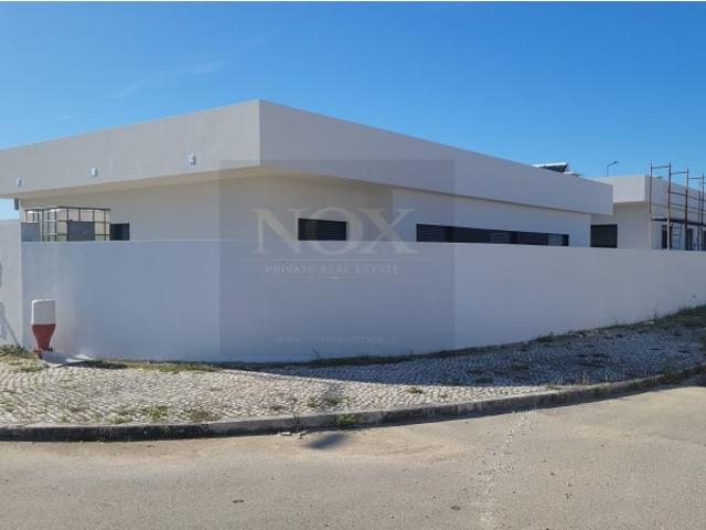 Moradia Térrea Isolada em Palmela Arquitetura Contemporânea, Espaço e Luz Natural