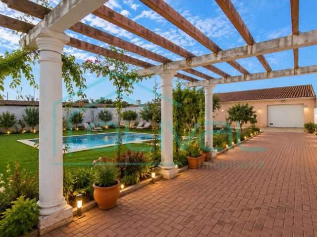 Moradia Térrea Isolada Lote de 1.000 m² Jardim Garagem Sala de Convívio