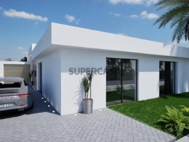 Moradia Térrea Isolada T4 com 3 suites piscina e garagem em Fernão Ferro