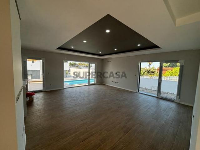 Moradia Térrea Isolada T4 com piscina, lote 352 em Fernão Ferro!