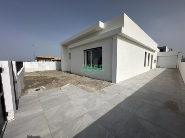 Moradia. térrea, isolada, T3 com 2 suítes, piscina e garagem em Azeitão