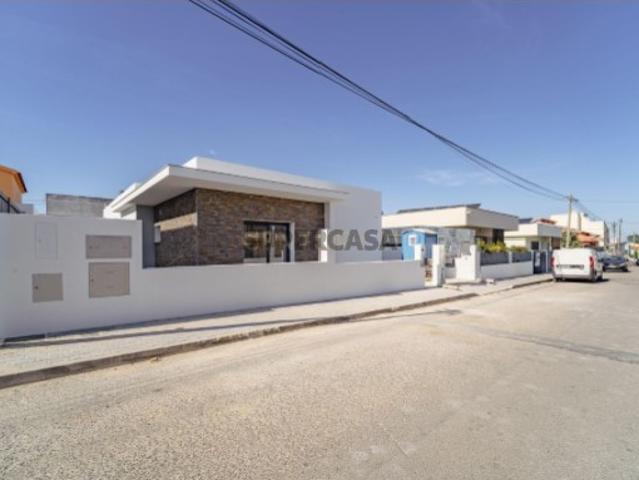 Moradia Térrea Isolada T3 +1 em Fernão Ferro, Seixal