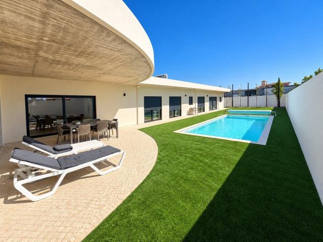 Moradia térrea moderna com piscina e excelentes áreas 279m² Pataias