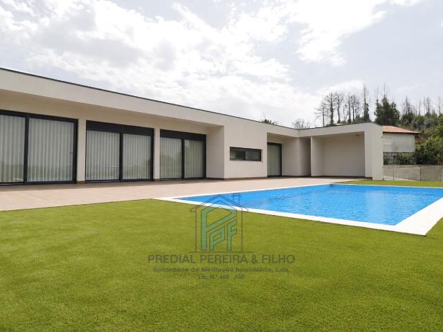Moradia Térrea Moderna com Piscina e Vista Panorâmica Baião / Grilo