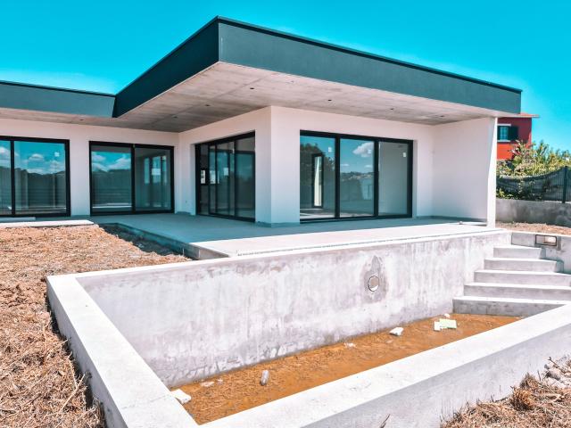 Moradia térrea moderna com piscina perto de São Martinho d. 236m² Alfeizerão