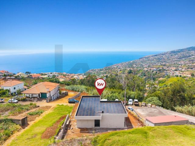 Moradia Térrea Moderna T2 com Piscina Infinita & Vista Mar –. 102m² Arco Da Calheta