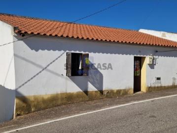 Moradia térrea para recuperar com 83m2, situada em Cachopo, a 40 km de Tavira, no Algarve, a 54 Km da praia da Manta Rota. Excelente oportunidade para habitação de férias, ou investimento para alojamento local. Ideal para quem procura tranquilidade, beleza natural, património histórico e cultural
