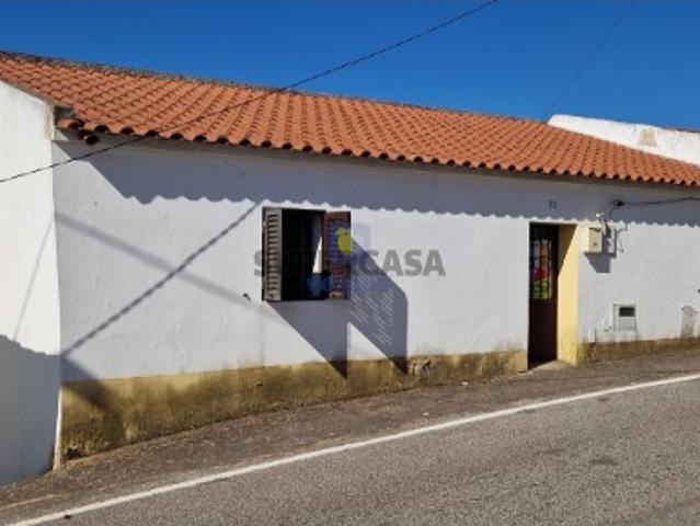 Moradia térrea para recuperar com 83m2, situada em Cachopo, a 40 km de Tavira, no Algarve, a 54 Km da praia da Manta Rota. Excelente oportunidade para habitação de férias, ou investimento para alojamento local. Ideal para quem procura tranquilidade, beleza natural, património histórico e cultural