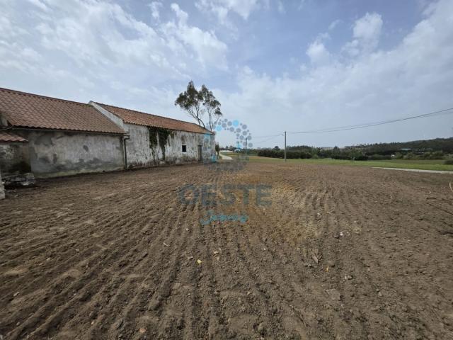 Moradia Térrea para recuperar com Terreno de 1.840m² – Moita. 50m² da Lourinhã e Atalaia