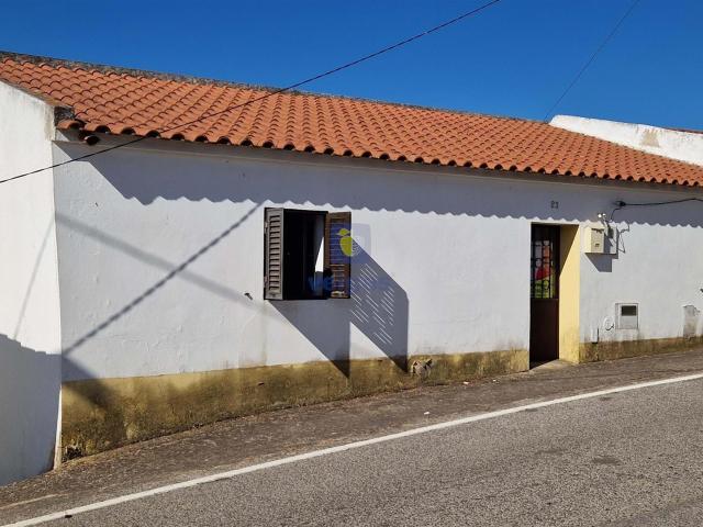 Moradia térrea para recuperar, em Cachopo, a 40 km de Tavira. 83m² Cachopo