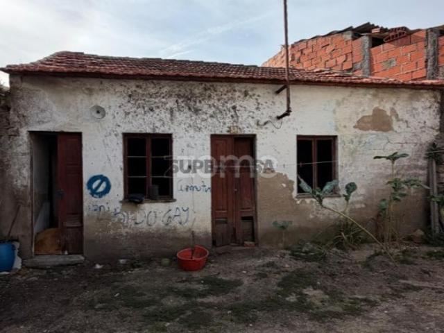 Moradia Térrea para Recuperar no Centro de Ançã