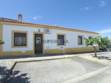 Moradia Térrea Remodelada com Quintal em Safara