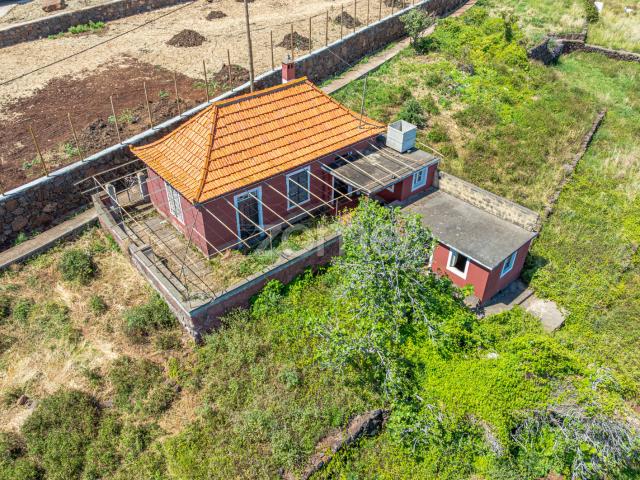 Moradia TérreaT1 para recuperar com terreno no Caniço, Santa Cruz