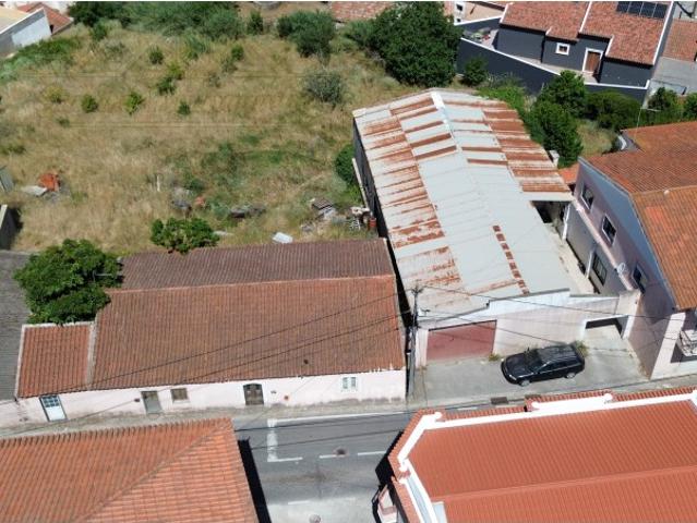Moradia +TERRENO de 2700m2 urbano