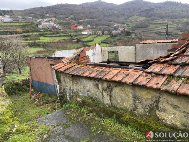 Moradia + terrenos rusticos