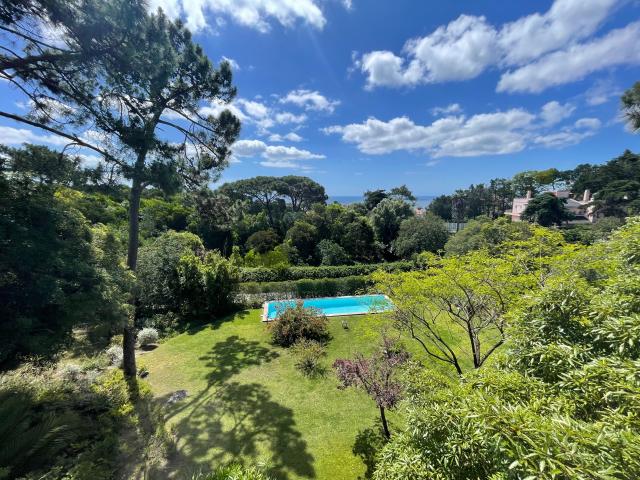 Moradia tipo Chalet com 5 quartos e vista de mar em excelente localização no Estoril