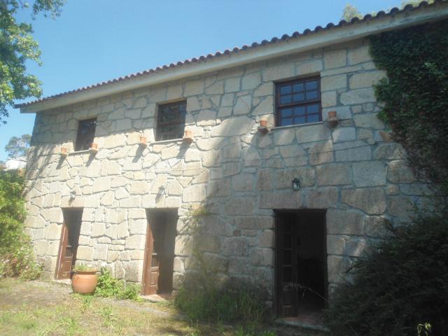 Moradia tipo T3 restaurada, em granito para arrendamento