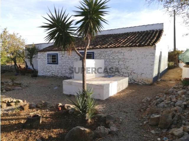 Moradia típica com terreno agrícola em Santa Catarina da Fonte do Bispo