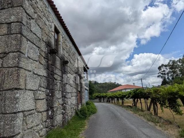 Moradia Típica Minhota em Pedra com Piscina e Terreno Amplo – Sabadim, Arcos de Valdevez