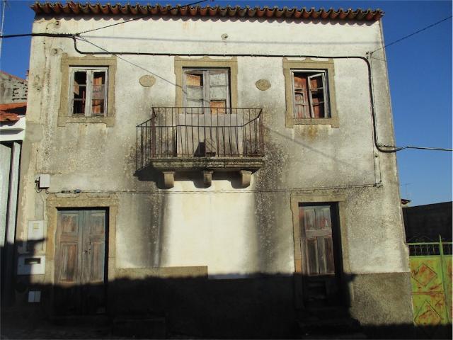 Moradia tipicamente portuguesa construída em pedra de granito com uma bonita fachada exterior, tem um amplo quintal aberto com cerca de 338 m2 e um belo anexo em pedra recentemente restaurado, com uma área de 97 m2 que pode ser adaptado para o que quiser até uma casa de hóspedes