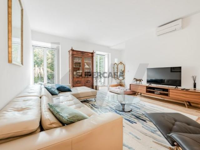 Moradia Townhouse com Terraço, Jacuzzi e Garagem no Largo do Mastro, Lisboa