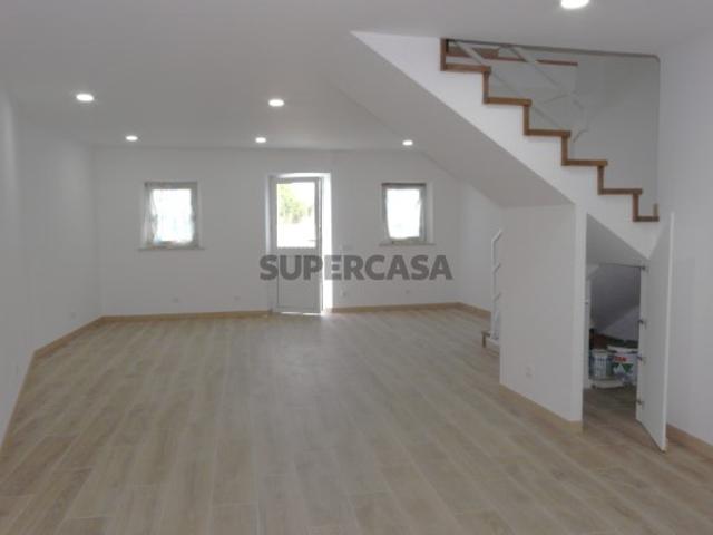 Moradia Totalmente Remodelada de 2 Pisos + sótão Entre Ericeira e Torres Vedras