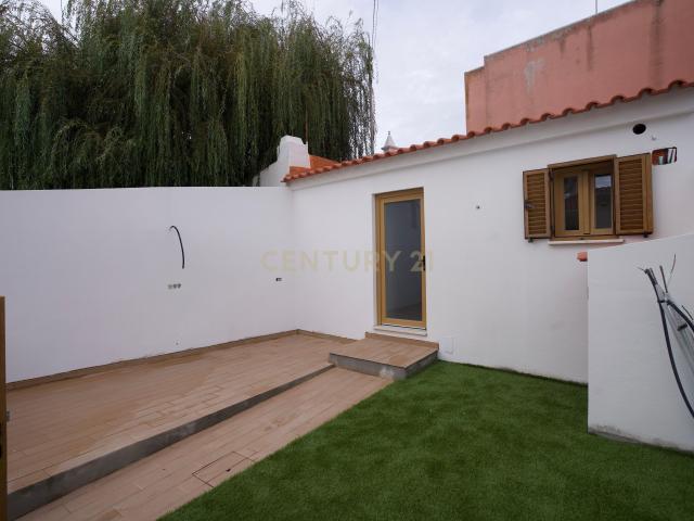 Moradia totalmente remodelada em Santa Cruz Póvoa de Penafirme – A 5 minutos das Praias!