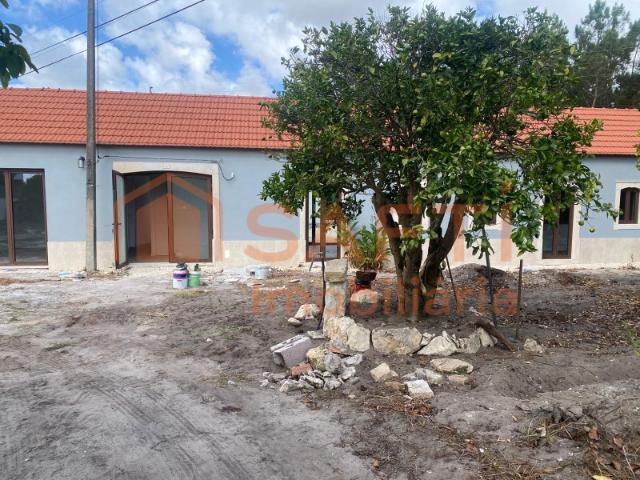 Moradia térrea com pátio interior e grande terreno, totalmente renovada e ampliada, próximo das praias