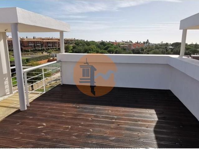 Moradia totalmente renovada numa zona calma onde predomina a. 160m² Lagoa e Carvoeiro