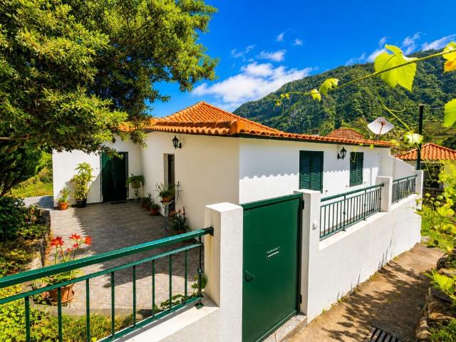 Moradia Tradicional Madeirense com Jardim, Vinha e Vista para a Montanha em São Vicente