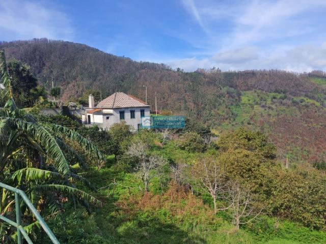Moradia Tradicional Madeirense com 6 Assoalhadas e Vista Mar