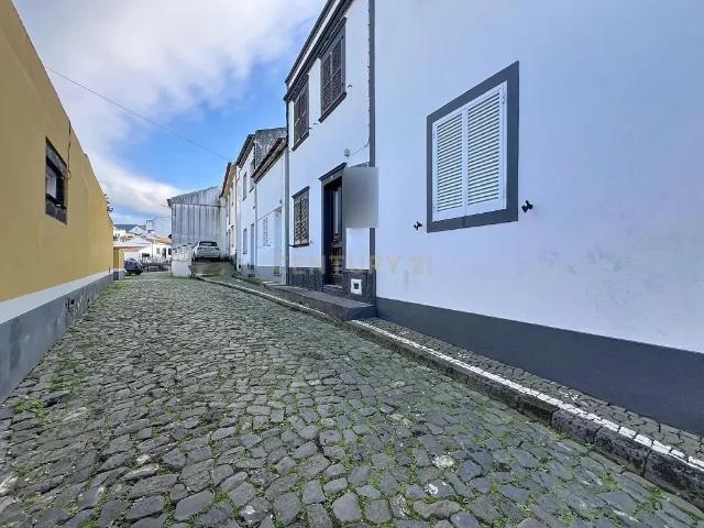 Moradia Tradicional no Centro da Ribeira Grande – A poucos passos da Câmara Municipal