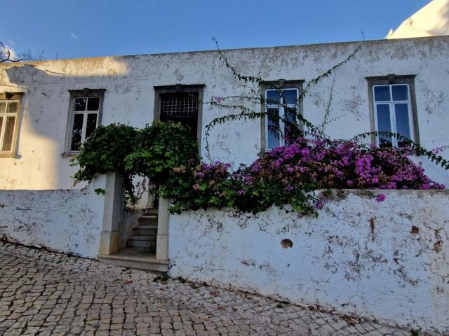 Moradia tradicional no coração de Alte com potencial para moradias em banda