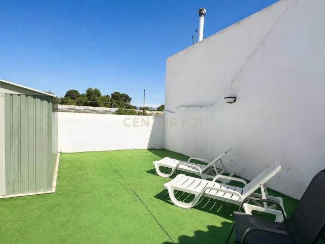Moradia Térrea no Parchal com Espaço Exterior Privativo e Excelente Exposição Solar