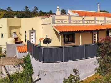 Moradia Tradicional Algarvia com Anexo e Terreno Amplo em Ca. 101m² Salir